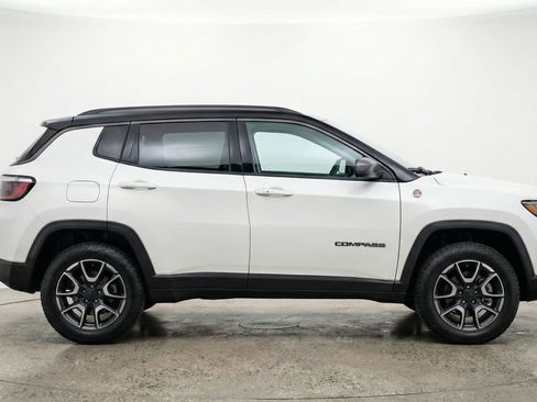 Used 2025 Jeep Compass Trailhawk AWD/4WD image 11