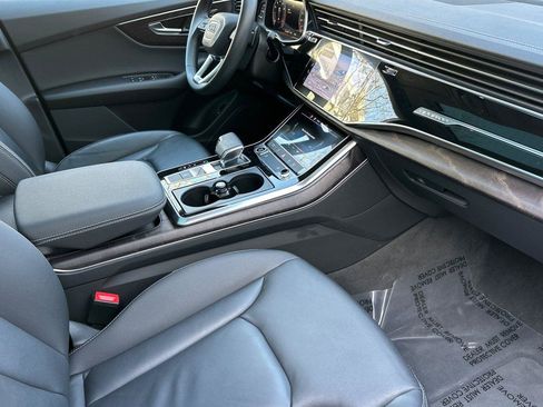 Used 2023 Audi Q8 Premium image 16