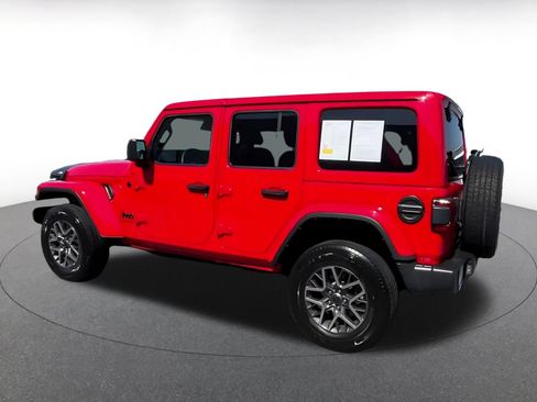 Used 2025 Jeep Wrangler Unlimited Sahara AWD/4WD image 10