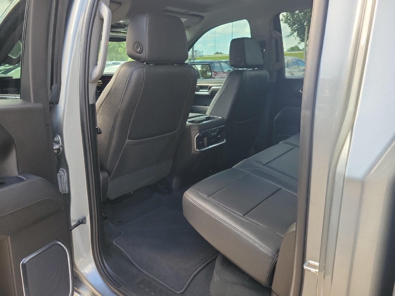 Used 2023 GMC Sierra 1500 SLT w/ SLT Premium Package AWD/4WD image 9