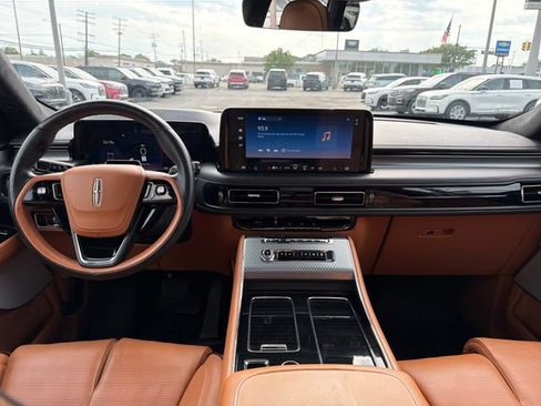 Used 2025 Lincoln Aviator Black Label AWD/4WD image 17