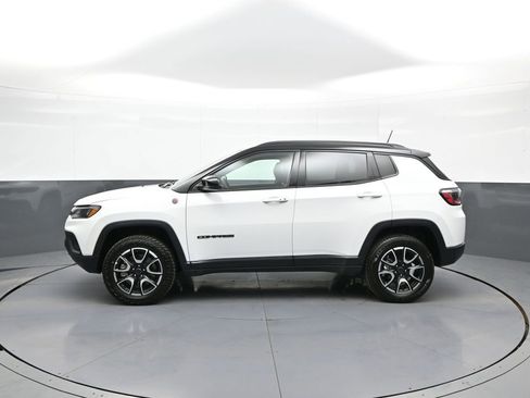 Used 2025 Jeep Compass Trailhawk AWD/4WD image 9