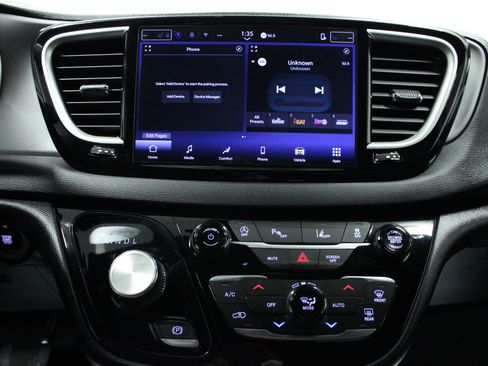 Used 2025 Chrysler Pacifica Select image 23