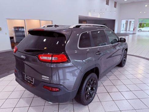 Used 2018 Jeep Cherokee Latitude Plus w/ Comfort/Convenience Group FWD image 12