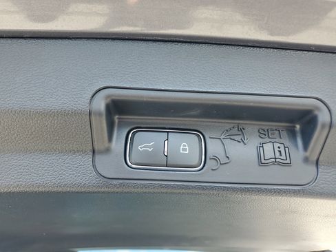 Used 2023 Ford Explorer Limited image 16