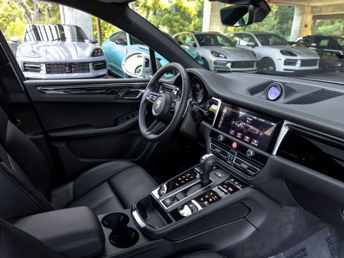 Certified 2025 Porsche Macan AWD/4WD image 53