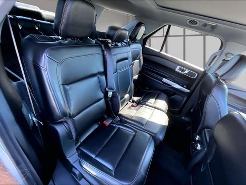 Used 2021 Ford Explorer XLT AWD/4WD image 27