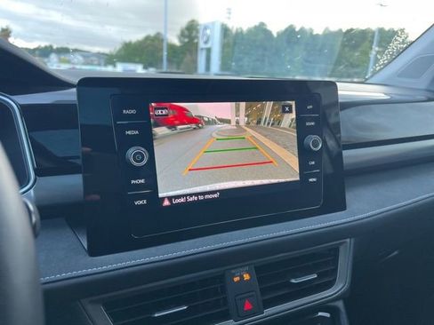 Certified 2025 Volkswagen Taos SE image 14