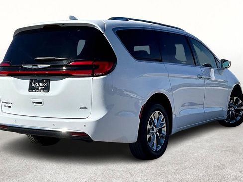 Used 2021 Chrysler Pacifica Touring-L image 2