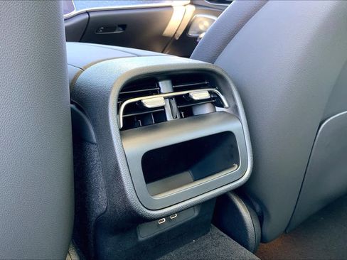 Used 2025 Mercedes-Benz E 350 4MATIC Sedan image 11