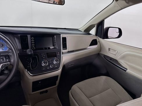 Certified 2019 Toyota Sienna L image 21