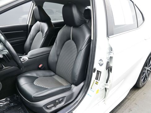 Used 2021 Toyota Camry SE w/ Cold Weather Package image 12