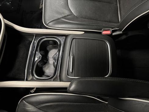 Used 2023 Chrysler Pacifica Limited w/ Uconnect Theater Family Group image 23