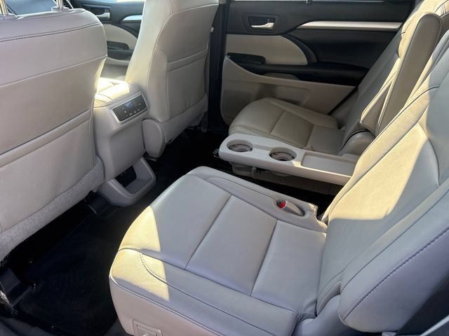 Used 2018 Toyota Highlander XLE AWD/4WD image 19
