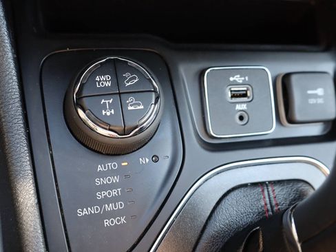 Used 2020 Jeep Cherokee Trailhawk w/ Cold Weather Group AWD/4WD image 15