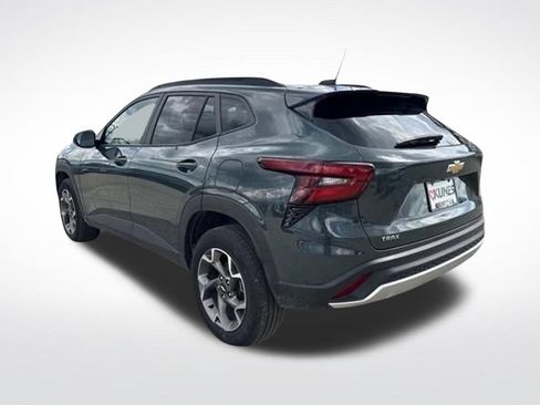 Used 2025 Chevrolet Trax LT FWD image 13