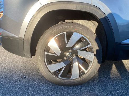 Used 2024 Volkswagen Atlas Cross Sport SE image 30