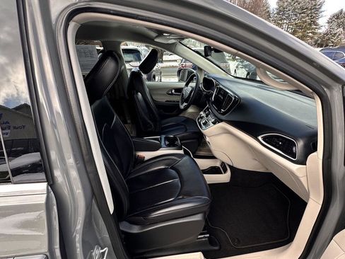 Used 2023 Chrysler Pacifica Touring-L image 29