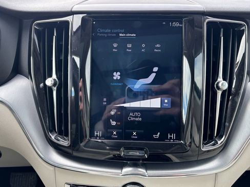 Used 2018 Volvo XC60 T5 Momentum w/ Vision Package image 15