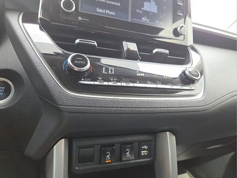 Used 2022 Toyota Corolla Cross XLE image 17