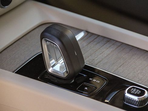 Used 2023 Volvo XC60 B5 Plus w/ Protection Package Premier image 22