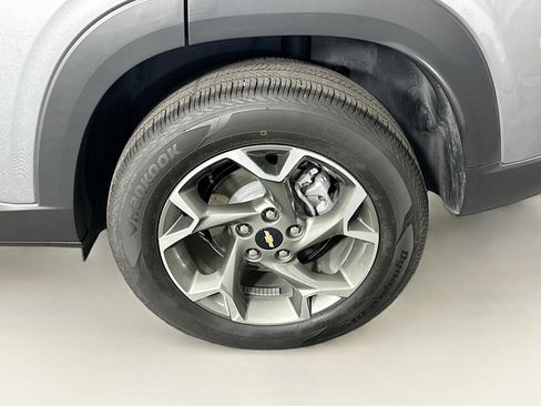 Used 2025 Chevrolet Trax LT w/ LT Convenience Package image 11