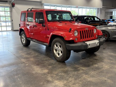 Used 2015 Jeep Wrangler Unlimited Sahara w/ Connectivity Group AWD/4WD image 5
