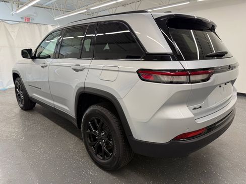 Used 2025 Jeep Grand Cherokee Altitude AWD/4WD image 3