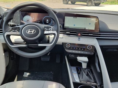 New 2025 Hyundai Elantra Limited image 8