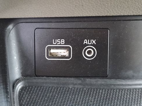 Used 2017 Kia Sedona LX w/ LX Essentials Premium Package image 6