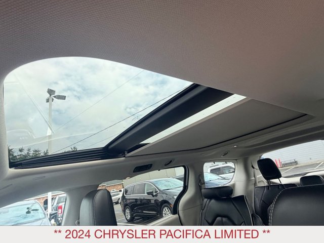 Certified 2024 Chrysler Pacifica Limited FWD image 15