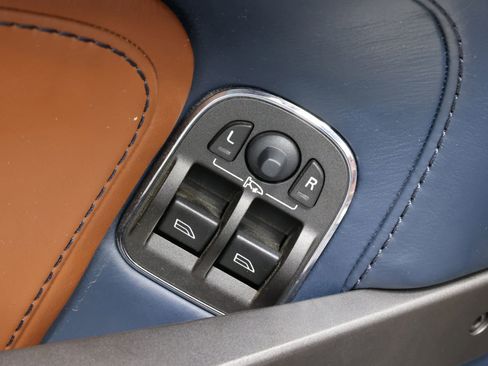 Used 2014 Aston Martin V8 Vantage Roadster image 10