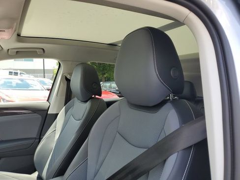 Used 2025 Volkswagen Tiguan SE w/ Panoramic Sunroof Package AWD/4WD image 16