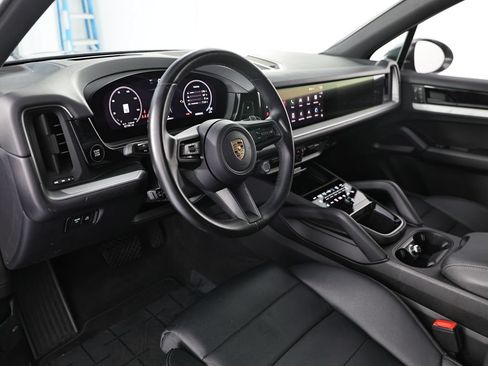 Used 2024 Porsche Cayenne AWD/4WD image 4