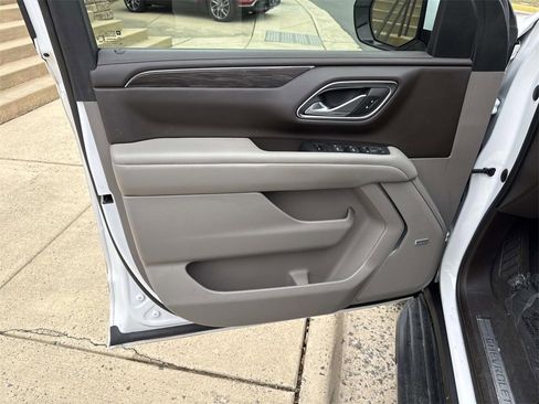 Used 2022 Chevrolet Suburban LT w/ LT Signature Package image 15