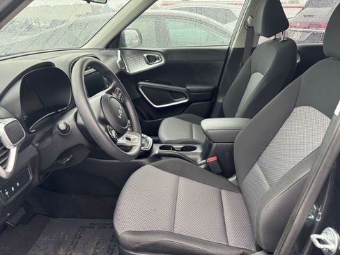 Used 2025 Kia Soul LX w/ LX Technology Package FWD image 24