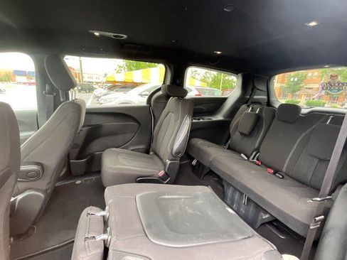 Used 2023 Chrysler Pacifica Touring FWD image 26