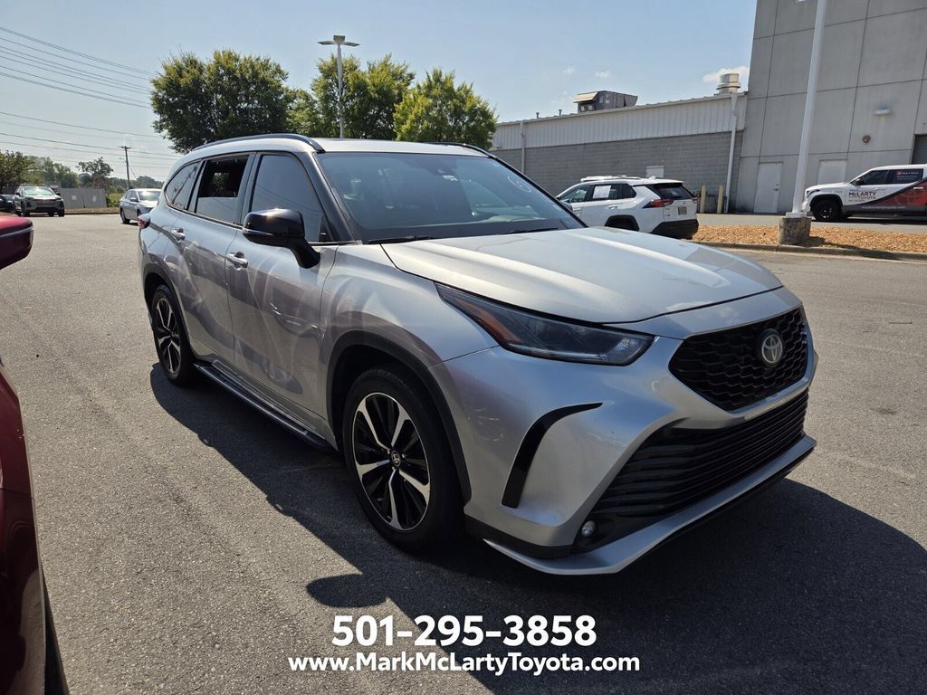 Used 2021 Toyota Highlander XSE FWD image 3
