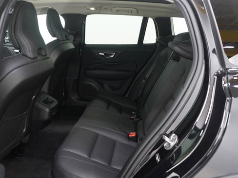 Used 2025 Volvo V60 B5 Cross Country Plus image 15