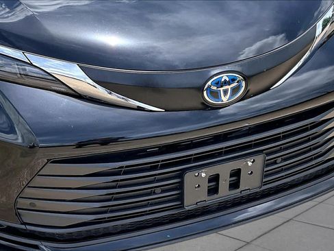 Used 2025 Toyota Sienna XLE w/ XLE Plus Package FWD image 29