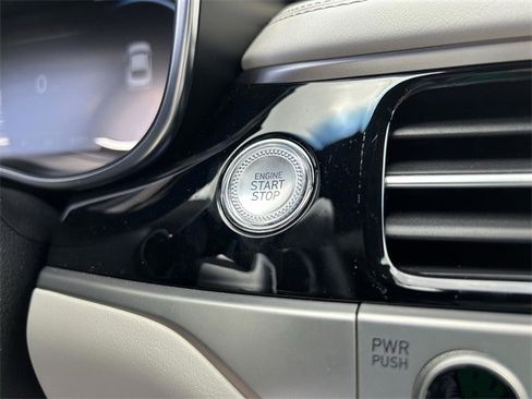 Used 2025 Genesis G70 2.5T image 28