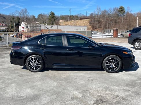 Used 2021 Toyota Camry SE w/ Convenience Package image 2