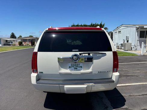 Used 2012 Cadillac Escalade ESV Luxury AWD/4WD image 9