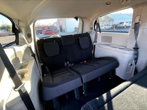 Used 2018 Dodge Grand Caravan SE w/ UConnect Hands-Free Group image 25
