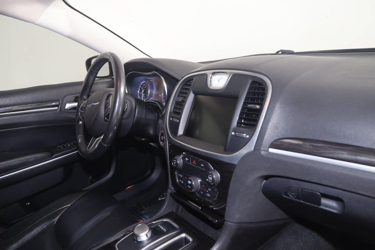 Used 2015 Chrysler 300 Limited RWD image 35