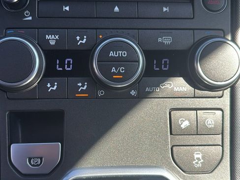 Used 2019 Land Rover Range Rover Evoque SE Premium image 25