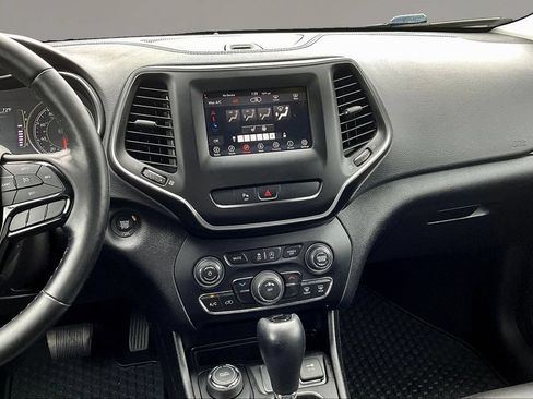 Used 2019 Jeep Cherokee Latitude Plus AWD/4WD image 9