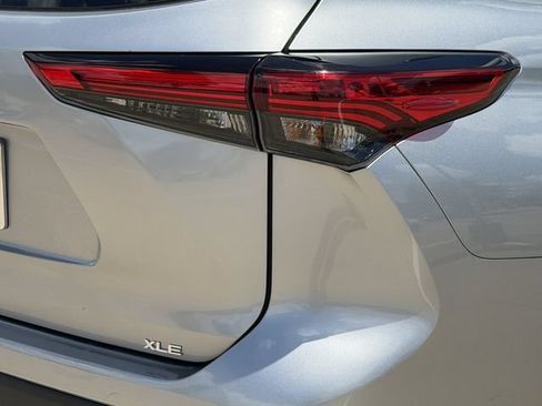 Used 2023 Toyota Highlander XLE FWD image 7