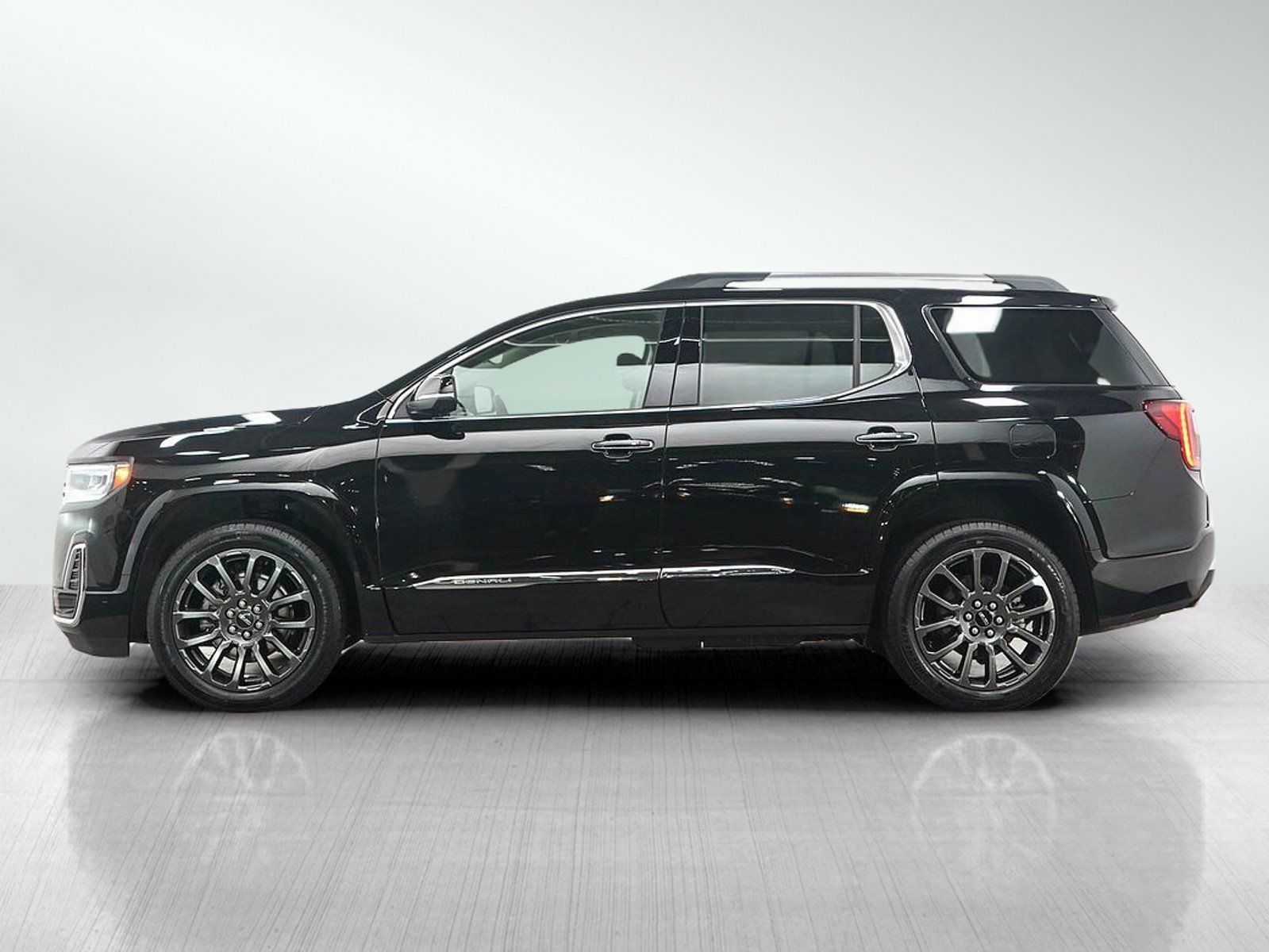 Used 2023 GMC Acadia Denali w/ Black Diamond Edition AWD/4WD image 2
