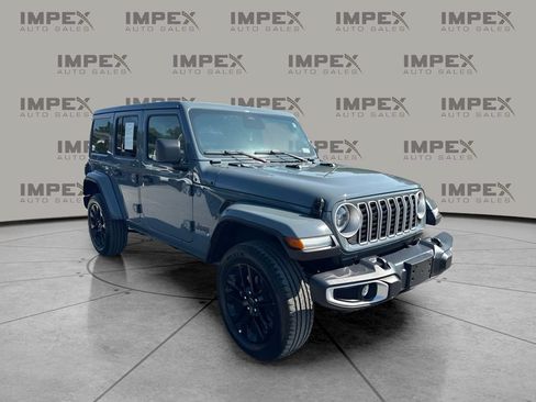 Used 2025 Jeep Wrangler Unlimited Sahara w/ Safety Group AWD/4WD image 4
